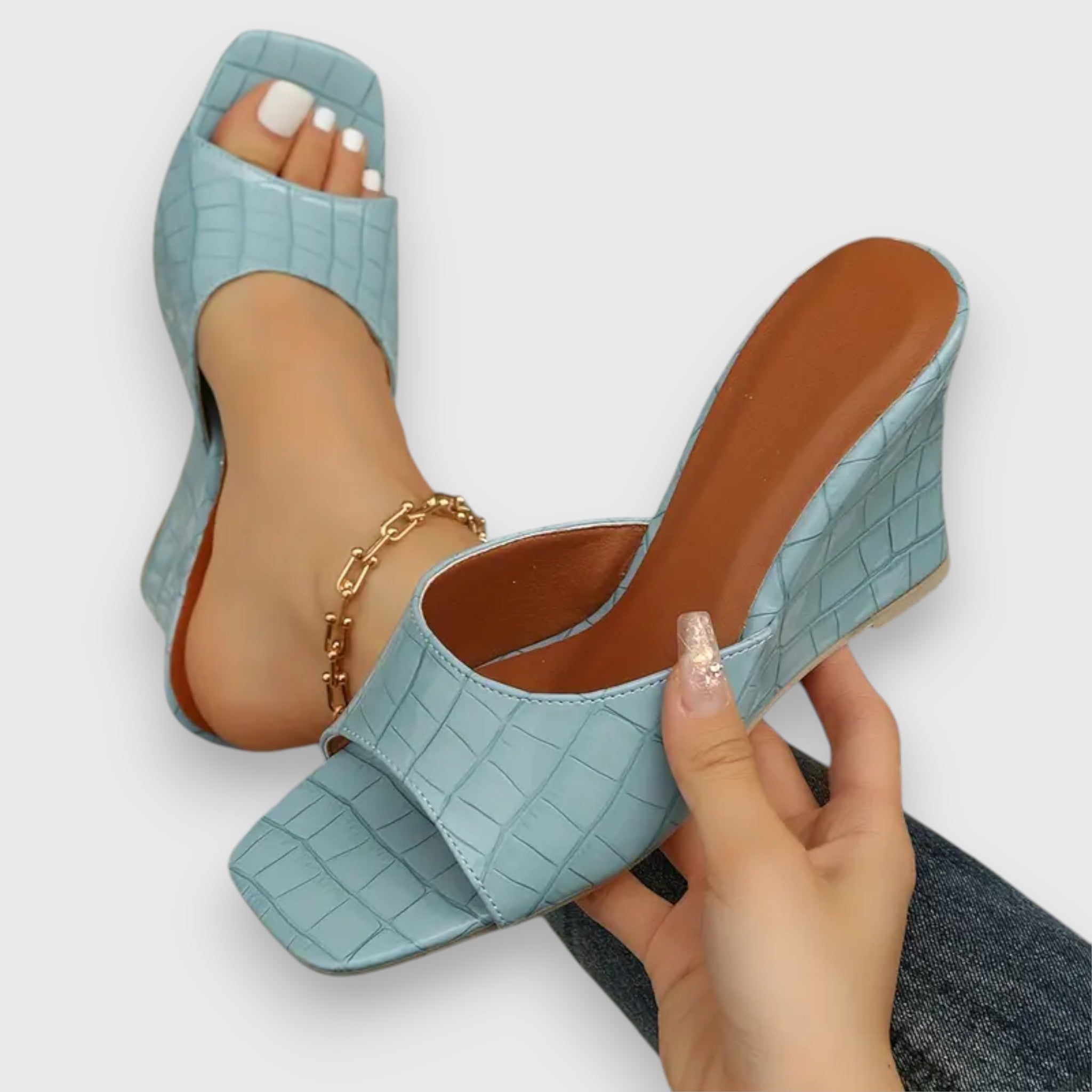 Jázmin – Tüskés Szandál
